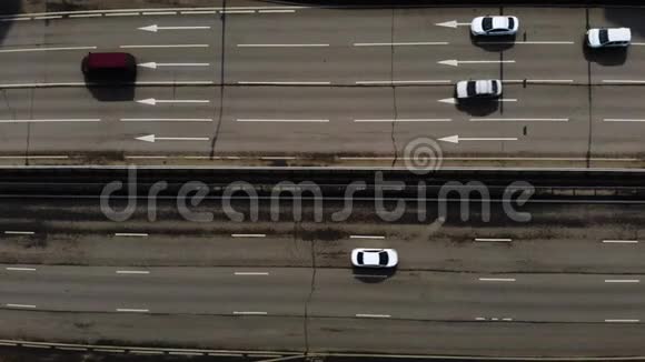 空中无人机飞越道路交通高速公路静态拍摄视频的预览图