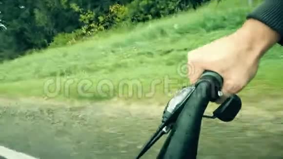 骑着自行车在森林道路上骑着手视频的预览图