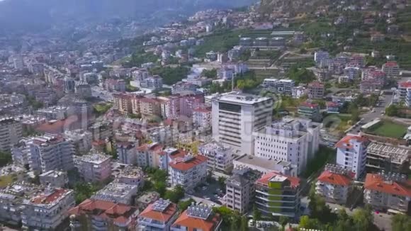 位于土耳其的阿拉尼亚市的空中青山坡避暑胜地艺术在群山之上飞翔视频的预览图