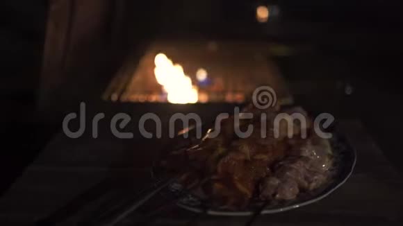 晚上烧烤派对背景是火在乡村一边享受浪漫的乐趣在烧烤肉中视频的预览图