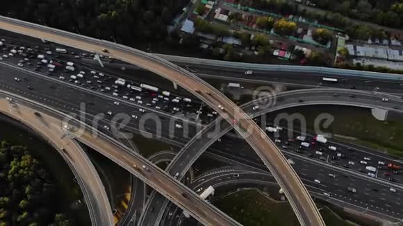 阳光明媚的一天从空中俯瞰莫斯科的公路交叉口道路的大交叉路口视频的预览图