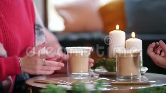 两个年轻的女人坐在咖啡馆里喝咖啡侍应生端着煎饼视频的预览图