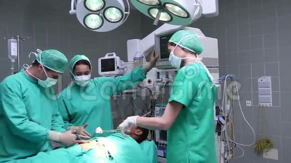 为一名昏迷的男性病人工作的外科医生小组视频的预览图