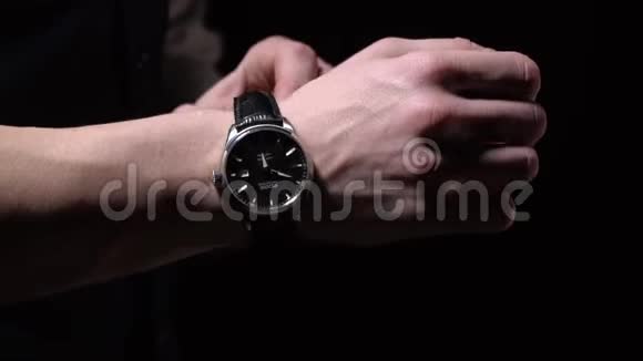 一个人脱下他的手表把时间安排在上面优雅的灯光视频的预览图