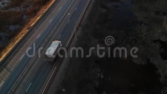 高速公路上的小型半卡车司机向客户运送货物视频的预览图