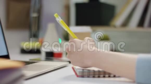 年轻女子用手提电脑做作业视频的预览图