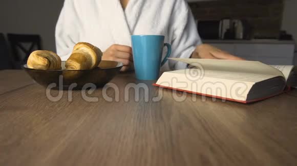 早餐时的女孩短信视频的预览图