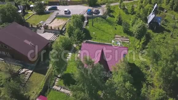 夏季村住宅小区及房屋的鸟瞰图剪辑小屋明亮的粉红色屋顶的俯视图视频的预览图