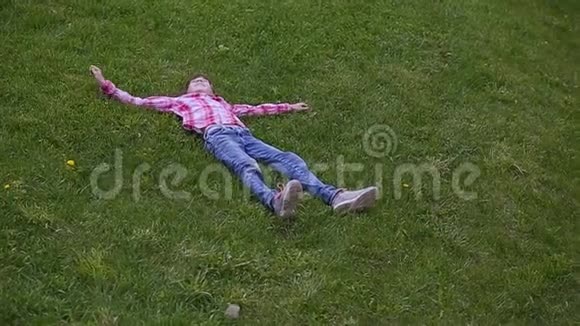 躺在草地上放松的少女生活方式暑假与人观念视频的预览图