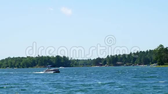 明尼苏达州北部一个美丽的湖泊上的浮筒有蓝天和蓬松的云彩在明尼苏达州划船视频的预览图