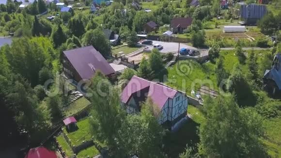 夏季绿山上一座美丽的小别墅周围环绕着树木剪辑最高景观视频的预览图