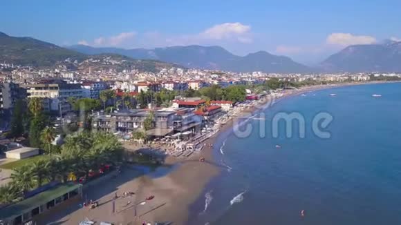 俯瞰西班牙美丽的海滩艺术从无人驾驶飞机飞过海岸许多人在游泳视频的预览图