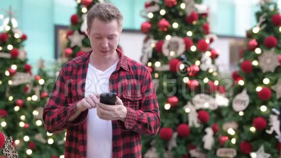 圣诞树户外活动电话及视频呼叫快乐青年视频的预览图
