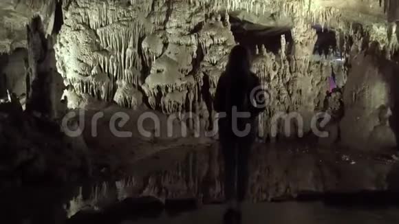 一位背着背包的女孩一位游客格鲁吉亚之行一位石洞中的女士带着钦佩的目光环顾四周视频的预览图