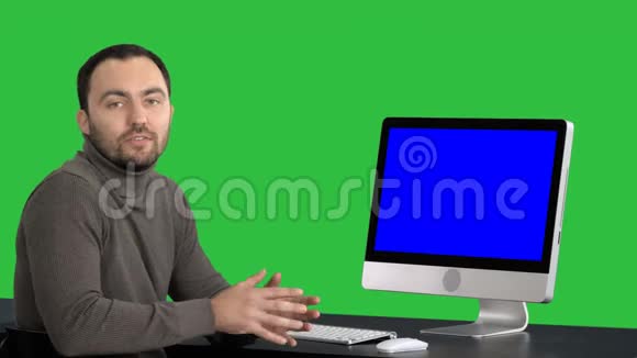临时商人微笑着对着镜头说话在绿色屏幕上显示电脑显示器上的东西视频的预览图