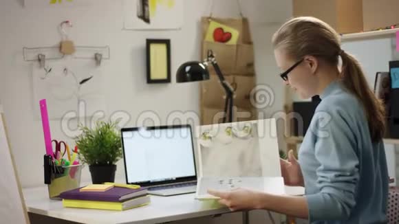 一个年轻的学生一桌一桌地喝咖啡视频的预览图