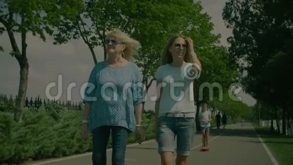 Multl一代家庭在夏季公园散步视频的预览图