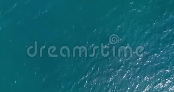 从高空俯视蓝色蔚蓝的海水纹理照相机飞过水面视频的预览图