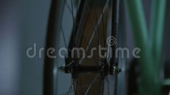 4K自行车踏板的特写镜头骑自行车的人把腿放在上面视频的预览图