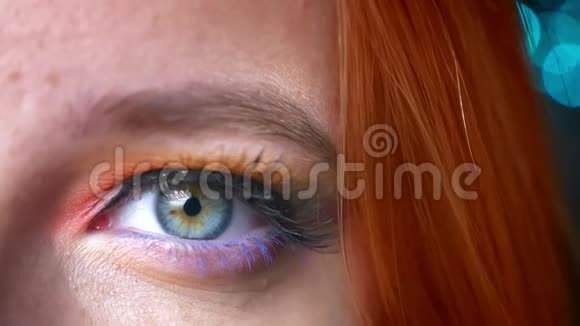在模糊的蓝光背景下特写姜色女性彩妆的半幅肖像视频的预览图