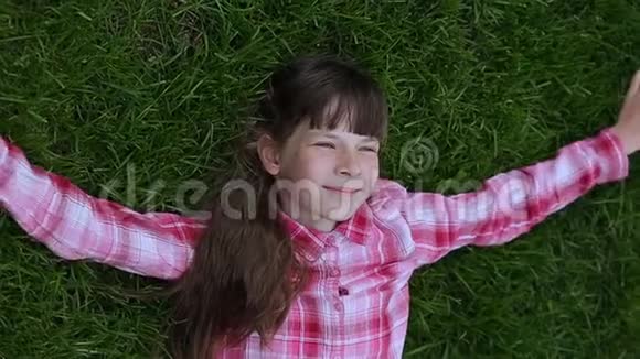 躺在草地上放松的少女生活方式暑假和人的概念视频的预览图