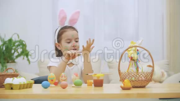 活泼可爱的女孩头上戴着兔子耳朵正在画她的手突然有人注意到了她她就是视频的预览图