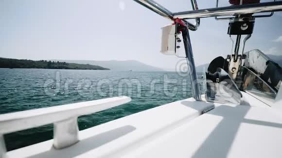 游艇上的亚得里亚海锚泊和系泊夹板特写视频的预览图