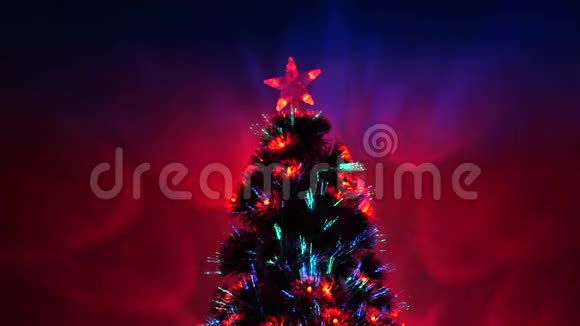 圣诞树节日快乐圣诞内饰房间里有一棵漂亮的圣诞树上面装饰着一个发光的花环视频的预览图