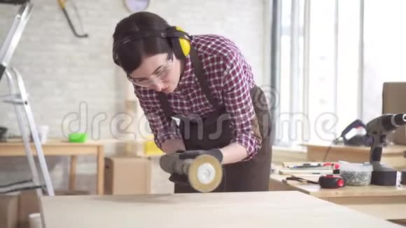 把负责打磨木桌的职业木匠关起来视频的预览图