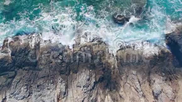 海岸岩石上有白色泡沫的波浪史诗般的海洋景观视频的预览图