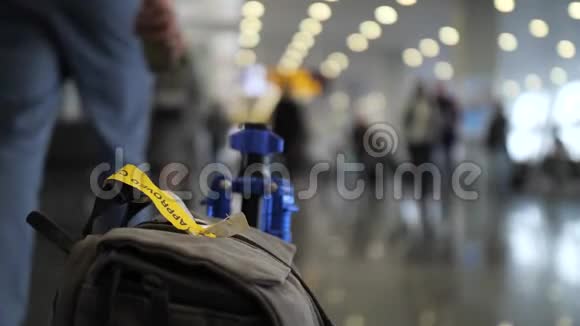 特写镜头前景是一个袋子一个人拿起它走开机场或火车站4K慢慢视频的预览图