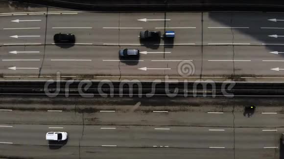 空中无人机飞越道路交通高速公路上漂亮的利盘视频的预览图