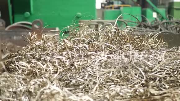 金属刨花螺旋作为金属车床上的碎屑视频的预览图