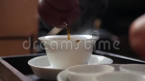 中国传统的功夫或功夫茶道茶师将发酵好的绿茶倒入盖湾或钟视频的预览图