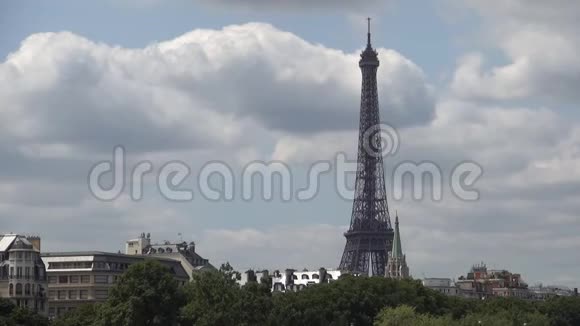 随着云层在市中心和埃菲尔铁塔上空的快速移动巴黎城时间流逝视频的预览图
