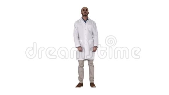 站在年轻严肃的阿拉伯医生的白色背景视频的预览图
