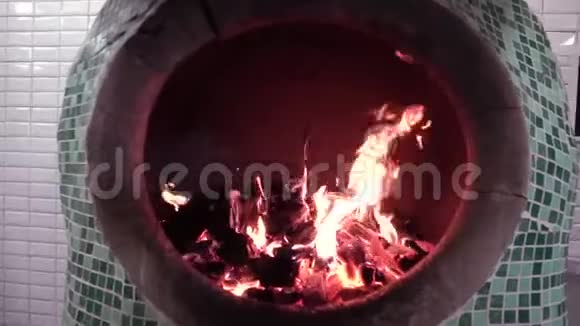 柴火烧在柴火炉里传统的粘土炉有明火的格鲁吉亚粘土炉视频的预览图