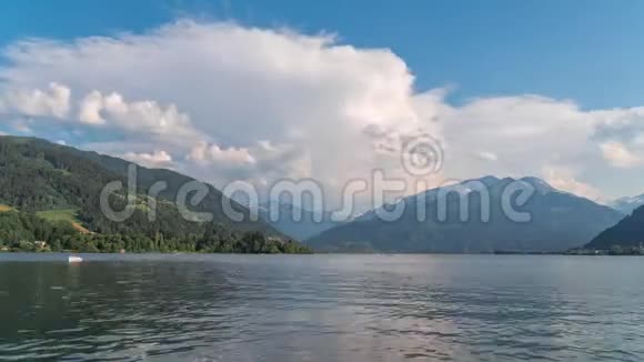 美丽的时光流逝夏天的景象与湖在多洛米兹山人们游泳乘双桅帆船乘船SOP板泽尔视频的预览图
