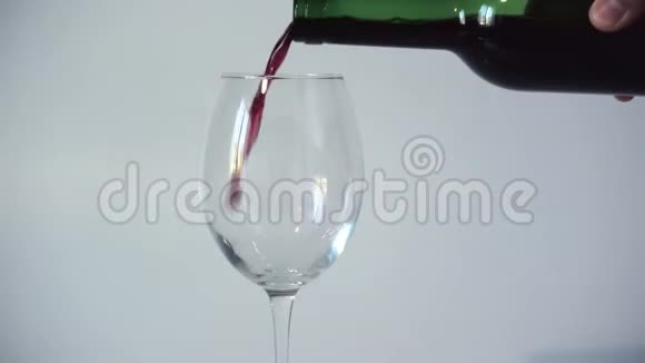 葡萄酒从瓶子里倒入透明的空玻璃中慢速视频视频的预览图