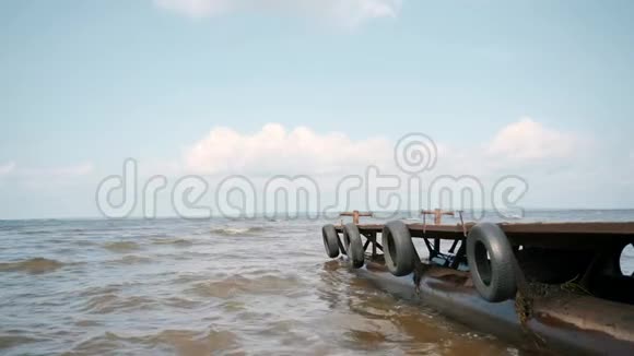 靠近水的木桥小船用的木墩视频的预览图
