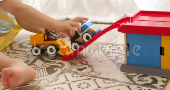 幼儿玩木玩具汽车视频的预览图