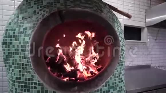 柴火烧在柴火炉里传统的粘土炉有明火的格鲁吉亚粘土炉视频的预览图
