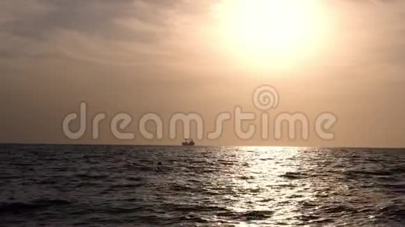 金色的日落海上船只油轮的轮廓视频的预览图