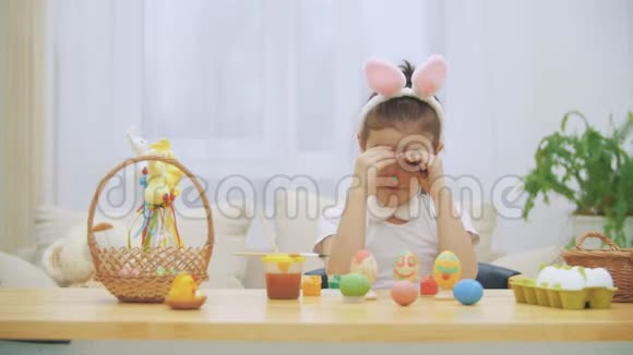 有兔子耳朵的小可爱女孩正在藏着她美丽的脸苏德莱丽她用鲜艳的颜色展示她的颜色视频的预览图