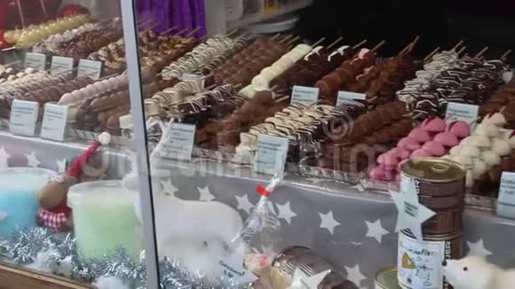 圣诞糖果和圣诞市场上的手工巧克力美味的食品视频的预览图