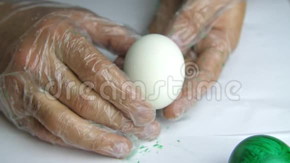 在鸡蛋上涂上红色油漆视频的预览图