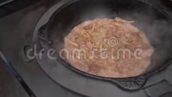 在传统泰国菜中准备肉类和蔬菜视频的预览图