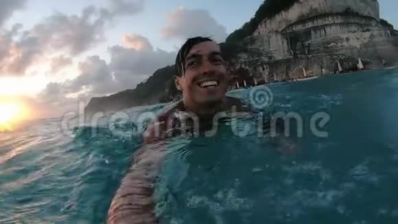年轻人在海洋中游泳潜入水中在热带海滩上与自己一起自拍视频的预览图