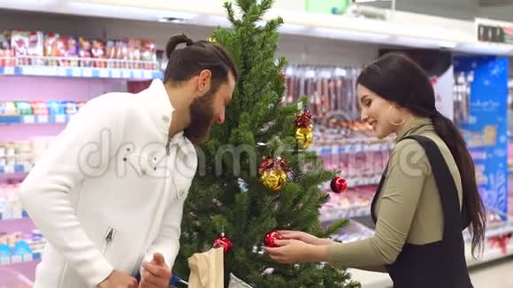 年轻的幸福家庭在超市买杂货过圣诞节视频的预览图