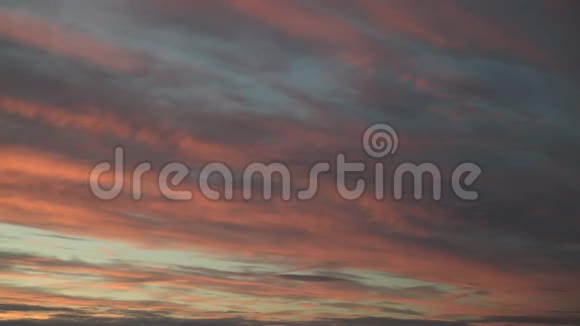 随着色彩绚丽的云层背景戏剧性的日落天空全景的时间推移黎明时分我看到了云景雄伟壮观视频的预览图